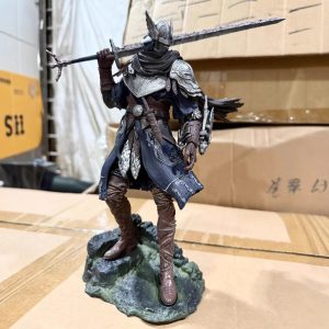 Figure do Wylder, de Elden Ring Nightreign, com a espada grande no ombro sobre base de rocha