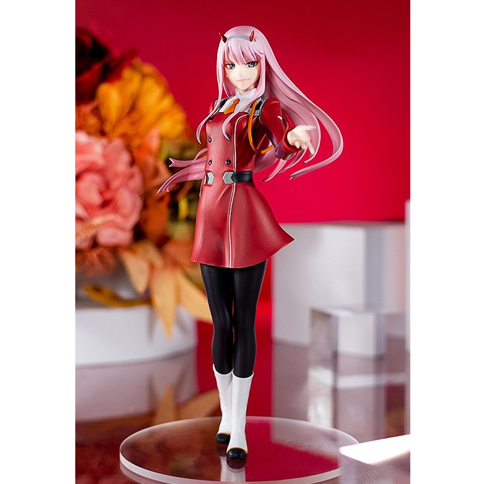 Figure da Zero Two, de Darling in the Franxx, com uniforme vermelho e cabelo rosa