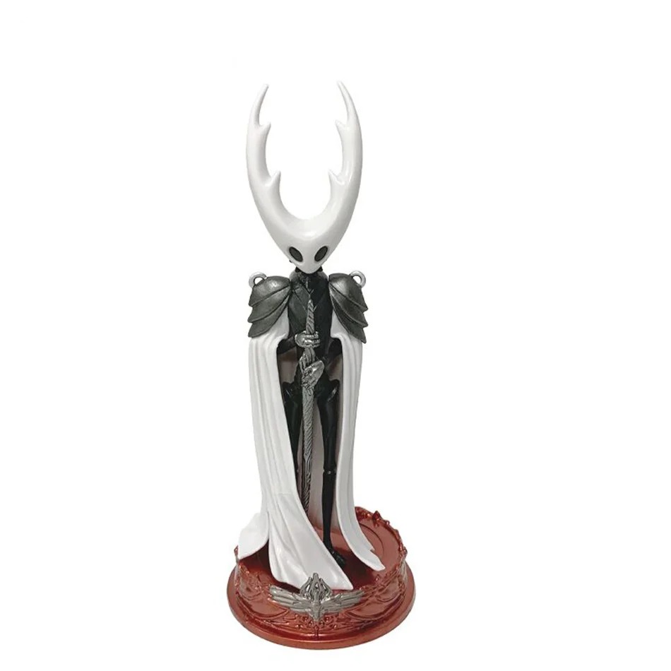 Figure alta de Hollow Knight com chifres brancos, ombreiras cinza, capa branca e espada, sobre base vermelha