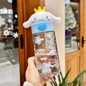 Garrafa de 500 ml, transparente, com tampa do Cinnamoroll da Sanrio, coroa dourada e botão de coração azul