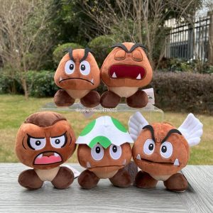 Cinco Goombas de pelúcia: comum, Paragoomba, Goombrat e as versões de casca verde