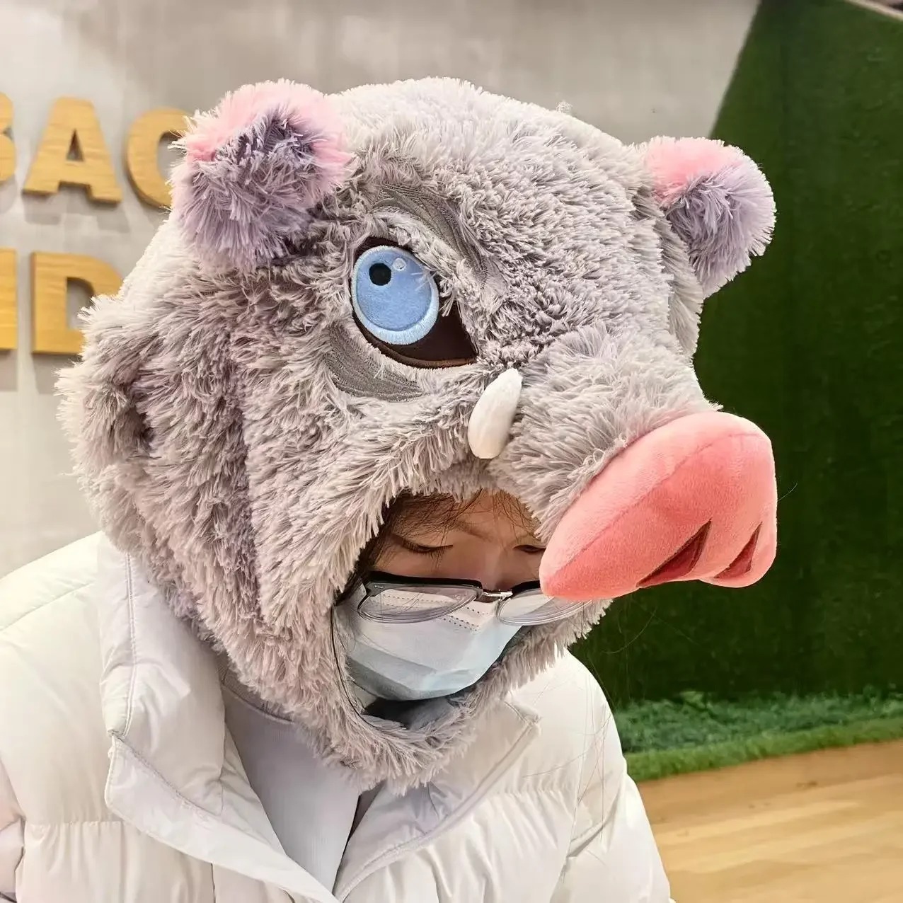Gorro de javali do Inosuke, de Demon Slayer, de lado, com orelhas rosa e presas