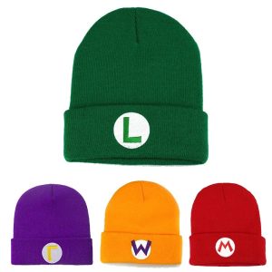 Gorro de tricô verde do Luigi com a letra L, ao lado de gorros roxo, amarelo e vermelho