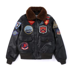 Jaqueta de aviador preta no estilo Top Gun, com gola de pelo e patches bordados, de frente
