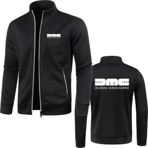 Jaqueta preta de zíper e gola alta com o logo DMC DeLorean na frente e nas costas