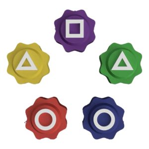Cinco peças coloridas do Gonggi, de Round 6, com símbolos de círculo, triângulo e quadrado