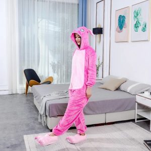 Mulher de kigurumi rosa de Lilo & Stitch, com capuz de orelhas, em pé num quarto