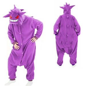 Mulher de kigurumi roxo do Gengar, de Pokémon, com capuz de olhos vermelhos e botões na frente