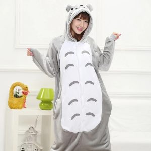 Modelo vestindo o kigurumi do Totoro com capuz e barriga branca