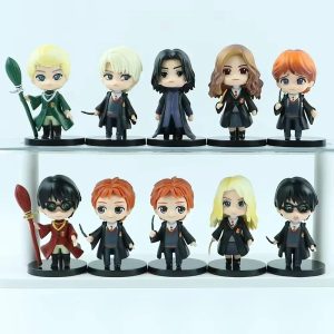 Dez figures de Harry Potter em estilo Q numa prateleira, com uniformes de Hogwarts e vassouras