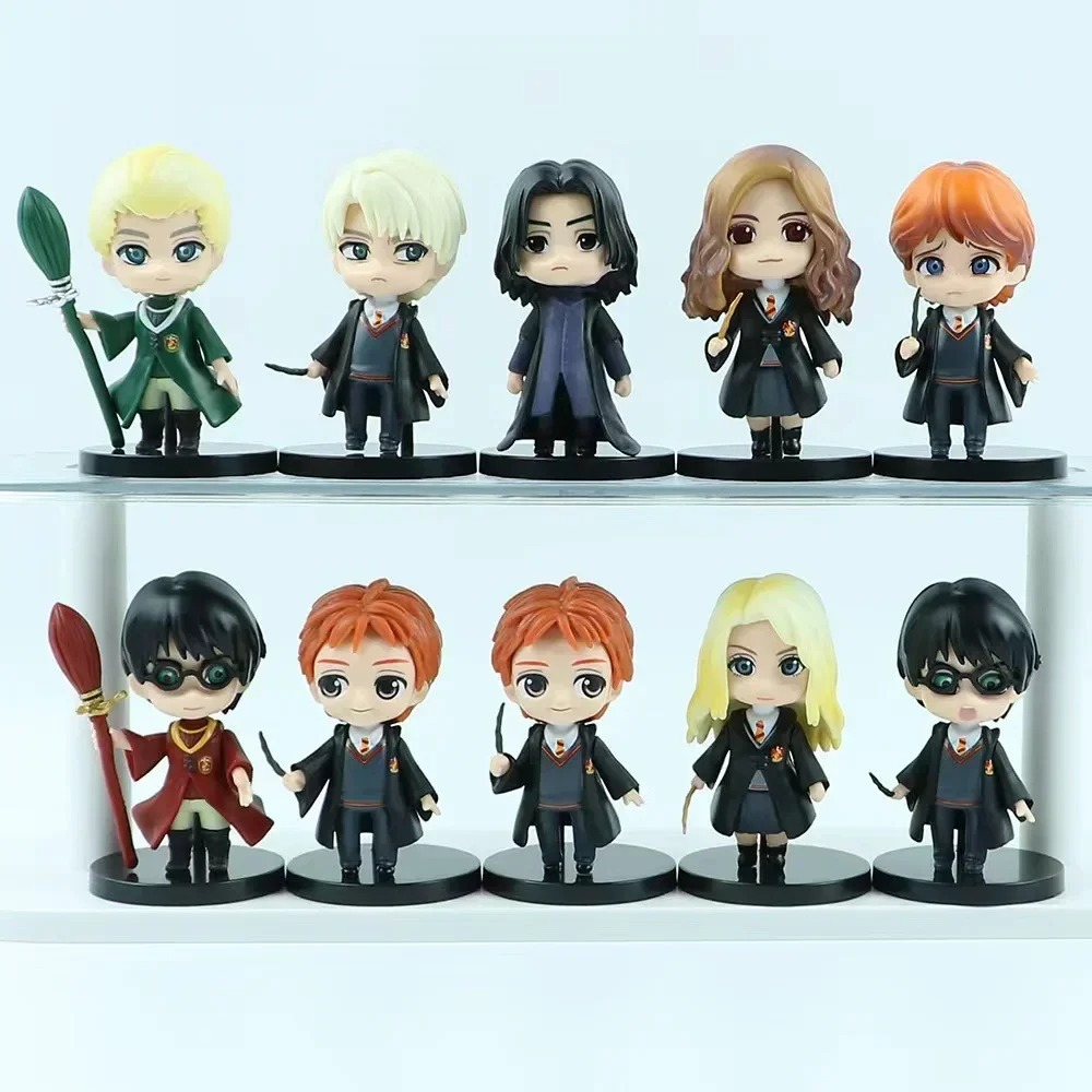 Dez figures de Harry Potter em estilo Q numa prateleira, com uniformes de Hogwarts e vassouras