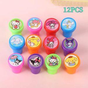 Doze carimbos coloridos de personagens da Sanrio alinhados em fileiras