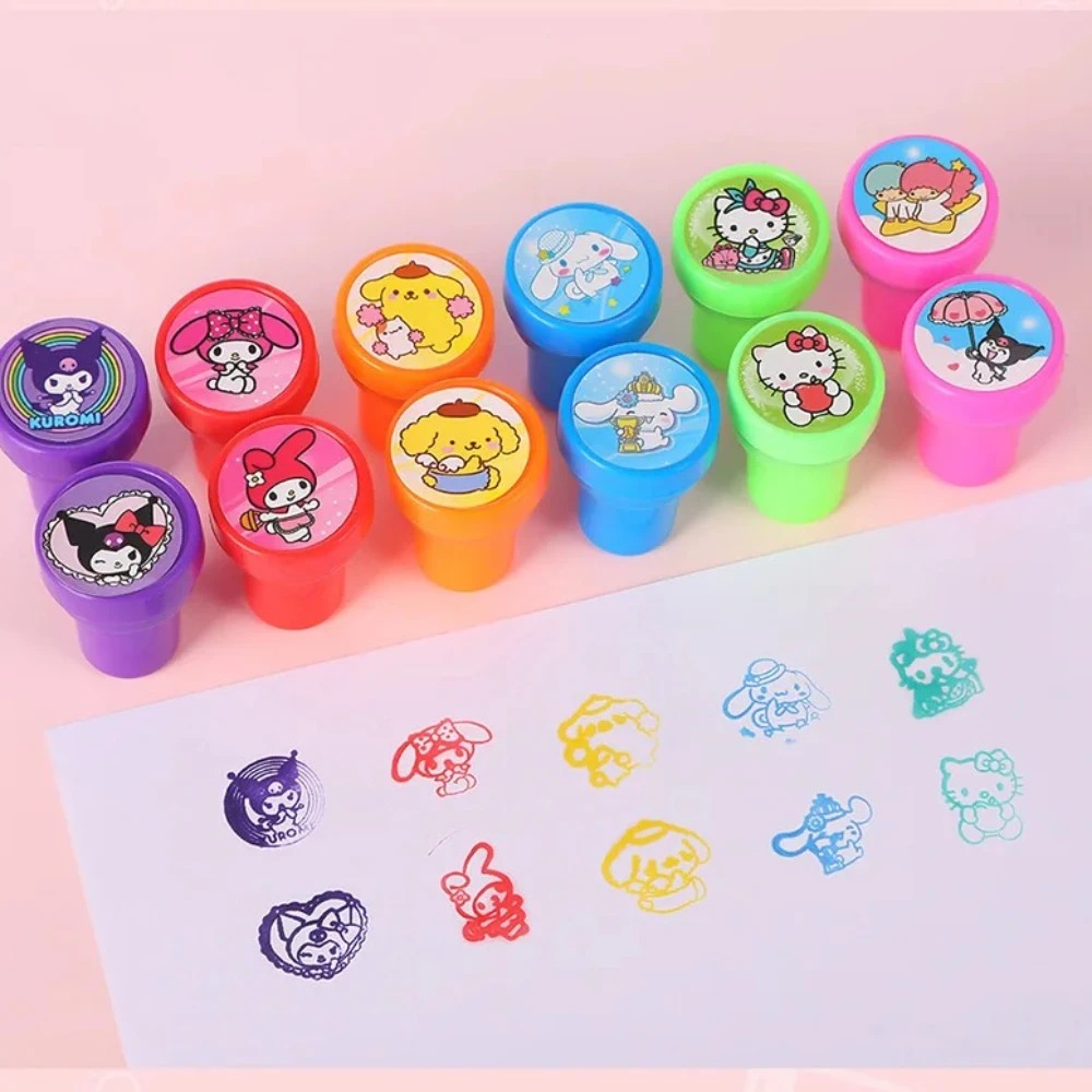 Carimbos da Sanrio de várias cores ao lado das marcas impressas no papel
