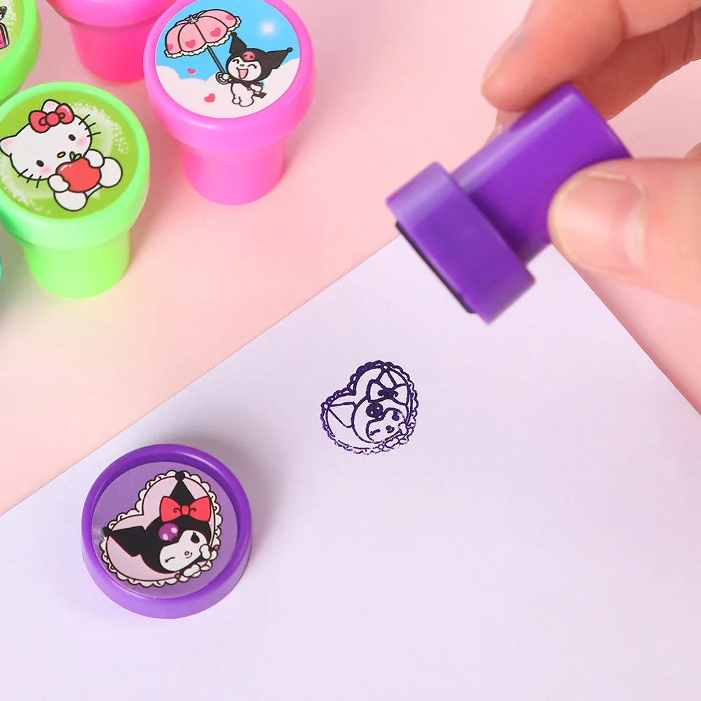 Carimbo roxo da Kuromi em uso, com a marca da personagem impressa no papel