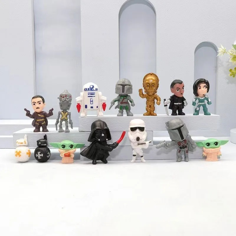 Mini figures chibi de Star Wars em degraus, com Darth Vader, droides e Grogu
