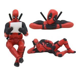 Trio de mini figures do Deadpool, da Marvel, com uma sentada lendo e duas deitadas