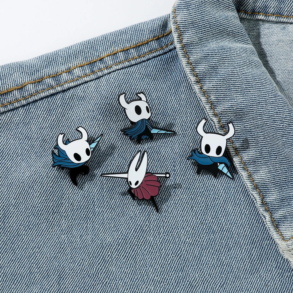 Broches de Hollow Knight presos numa jaqueta jeans