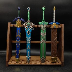 Quatro miniaturas de espada de Zelda, Master, Goddess, Zora e Biggoron, em expositor de madeira
