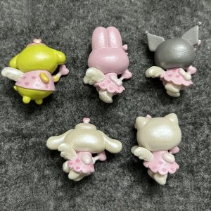 Os cinco personagens Sanrio de anjo: Pompompurin, My Melody, Kuromi, Cinnamoroll e Hello Kitty