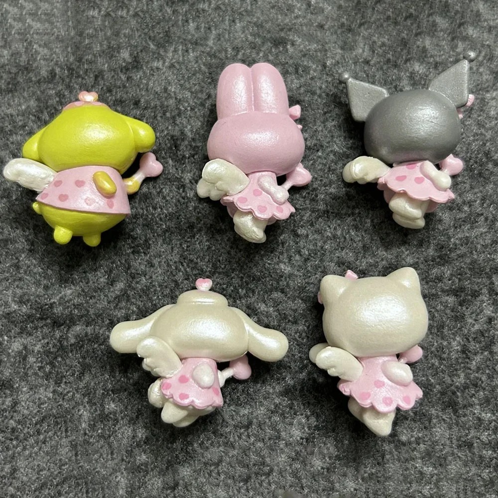Os cinco personagens Sanrio de anjo: Pompompurin, My Melody, Kuromi, Cinnamoroll e Hello Kitty