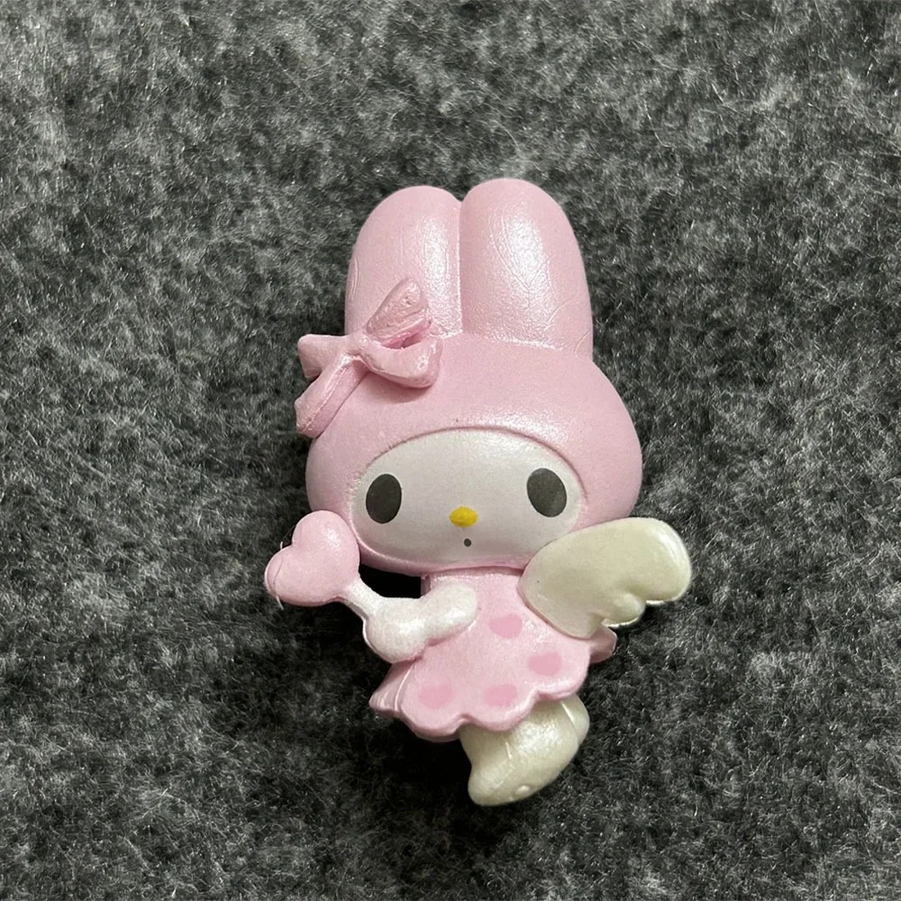My Melody de anjo, da Sanrio, com asinhas e vestido rosa de bolinhas, em miniatura de 4 cm