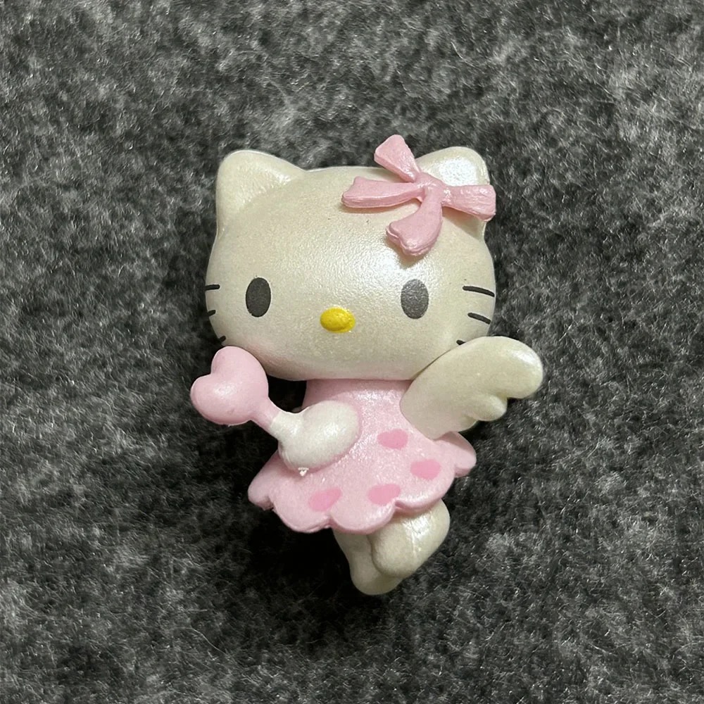 Hello Kitty de anjo, da Sanrio, com laço rosa, asinhas e vestido de bolinhas