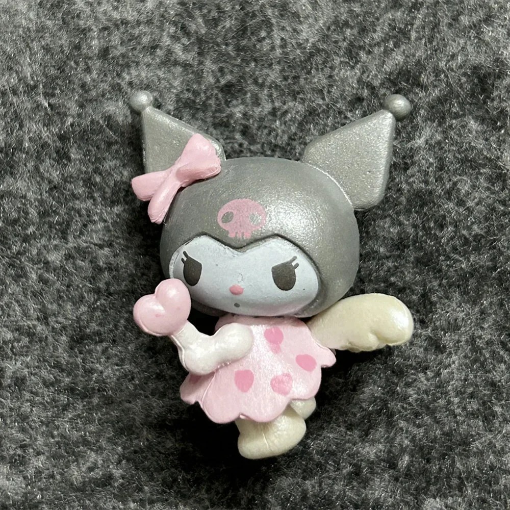 Kuromi de anjo, da Sanrio, com capuz cinza, laço rosa e asinhas