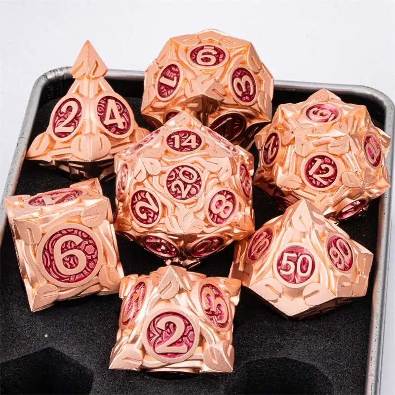Sete dados de metal rosé numerados em vermelho numa caixa metálica forrada