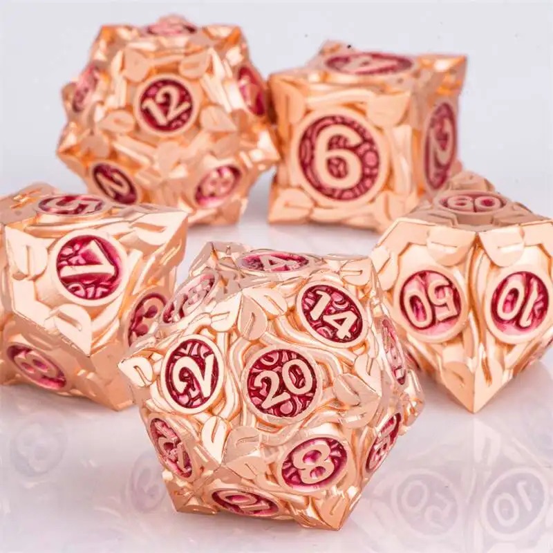 Dados de metal rosé com relevos e números vermelhos sobre fundo claro