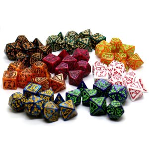 Vários conjuntos de dados de RPG de Halloween em cores variadas, com símbolos em relevo