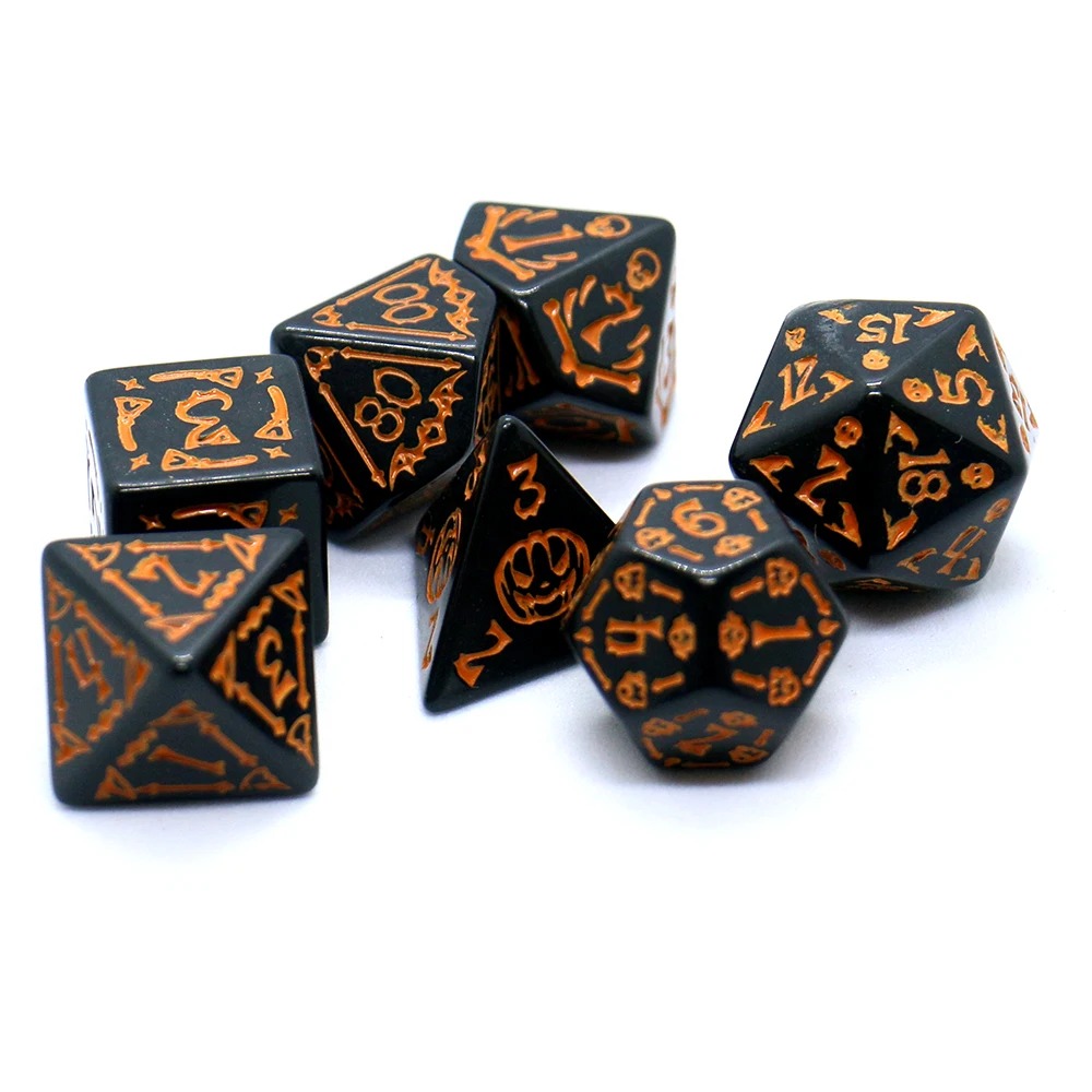 Dados de RPG pretos com números e símbolos laranja de Halloween