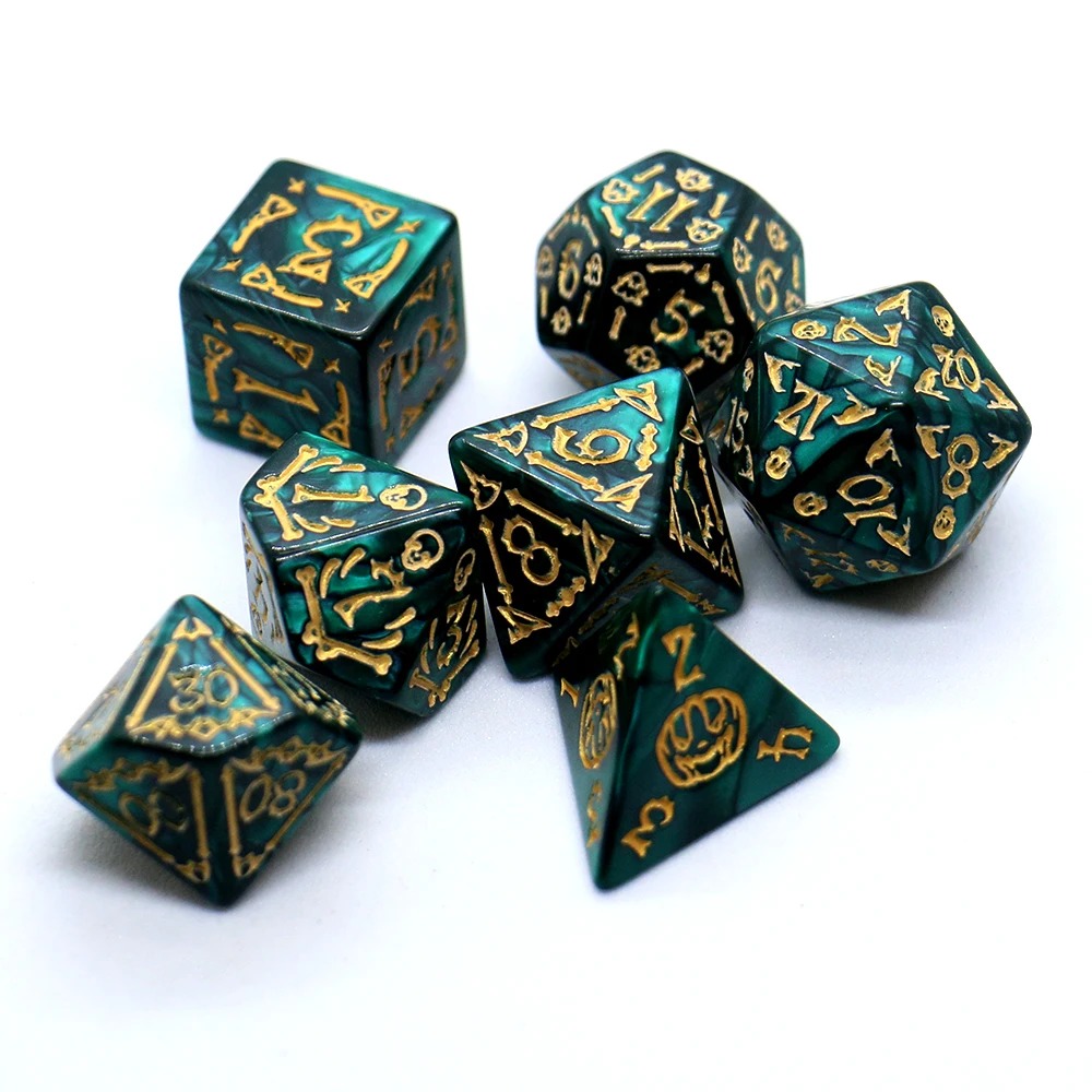 Dados de RPG verde-escuros com símbolos dourados de Halloween