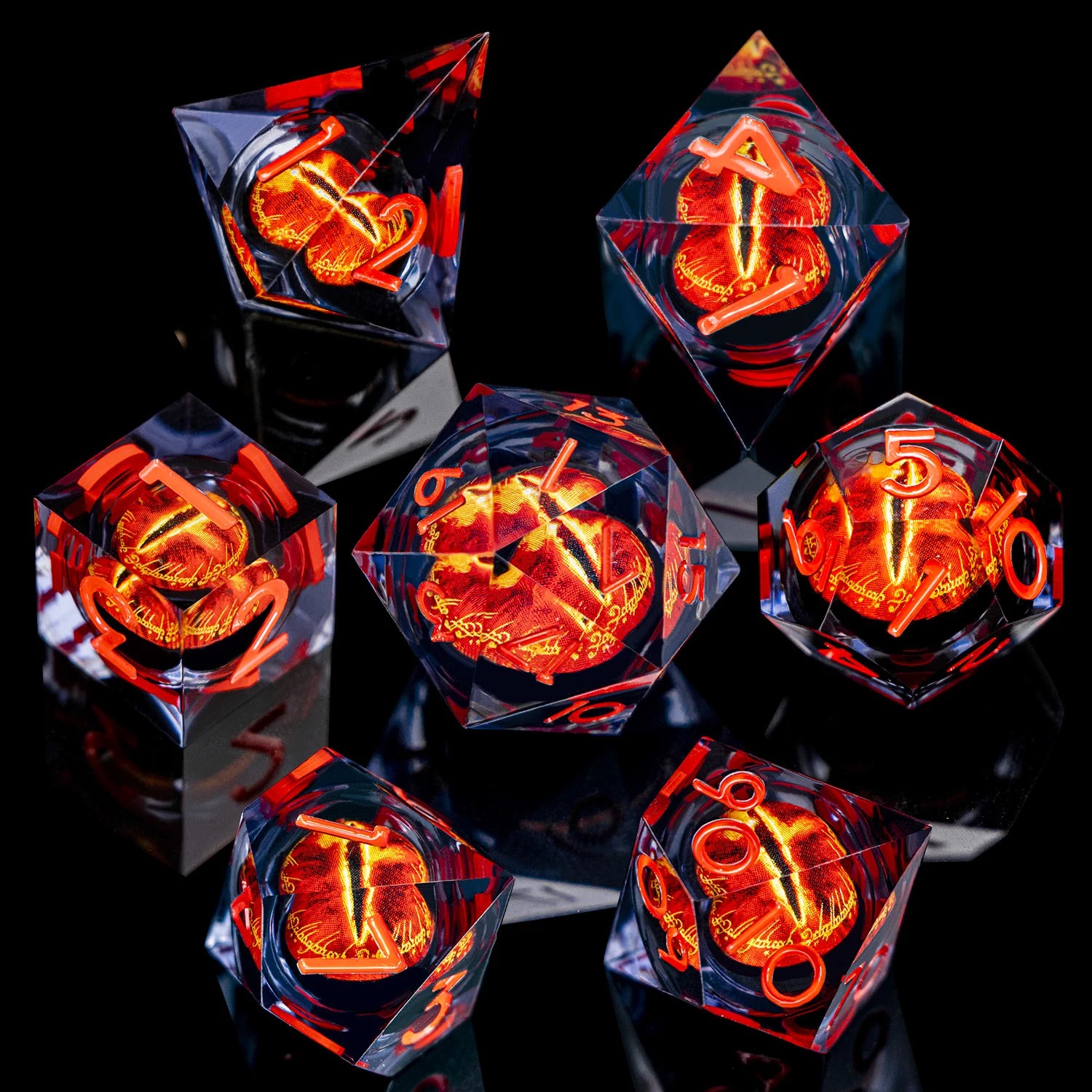 Sete dados de RPG em resina transparente com olho de fogo no núcleo