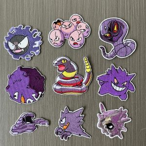 Nove patches de Pokémon em roxo e rosa: Gengar, Gastly, Ekans e Exeggcute