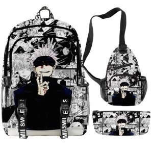 Kit com mochila, bolsa de ombro e estojo do Gojo sobre painéis de mangá, de Jujutsu Kaisen