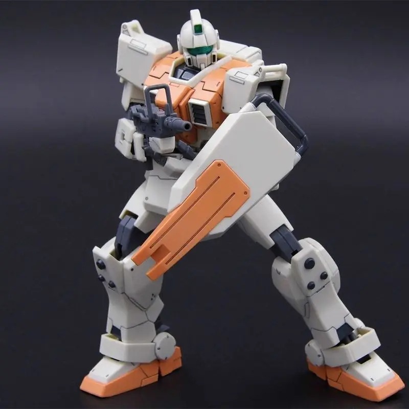 Gundam RGM-79G em pose de combate, com escudo e rifle