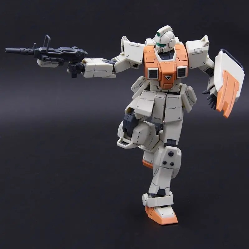 Gundam RGM-79G de braço erguido, segurando o rifle em pose articulada