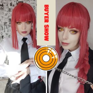 Modelo com a lente de contato amarela da Makima, de Chainsaw Man, com anéis concêntricos