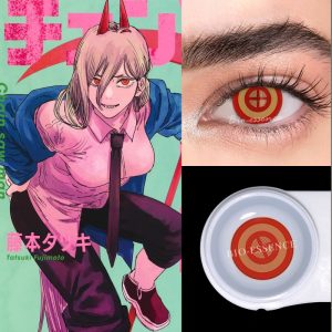 Lente de contato vermelha da Power, de Chainsaw Man, com pupila em formato de mira, ao lado da arte da personagem