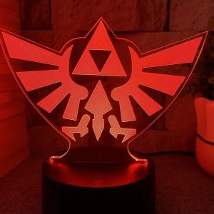 Luminária 3D de acrílico acesa em vermelho com o brasão alado da Triforce, The Legend of Zelda