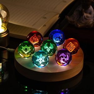 Sete bolas de cristal acesas com os símbolos dos elementos de Genshin Impact numa base de madeira