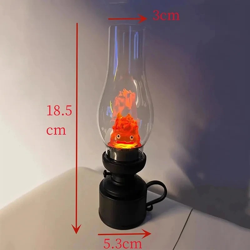 Luminária do Calcifer com as medidas de 18,5 cm de altura e 5,3 cm de base