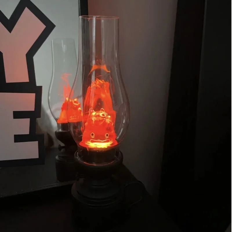 Calcifer de O Castelo Animado no lampião aceso, ao lado de uma parede escura