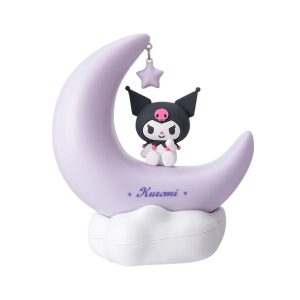 Lua roxa em forma de luminária com a Kuromi, da Sanrio, sentada sobre uma nuvem branca