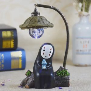 Sem-Rosto abraçando coelho azul, com chapéu de palha e lâmpada de LED acesa