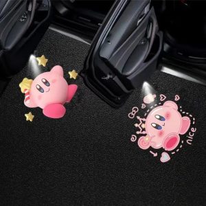 Dois Kirbys rosa projetados no tapete do carro pela luz de cortesia
