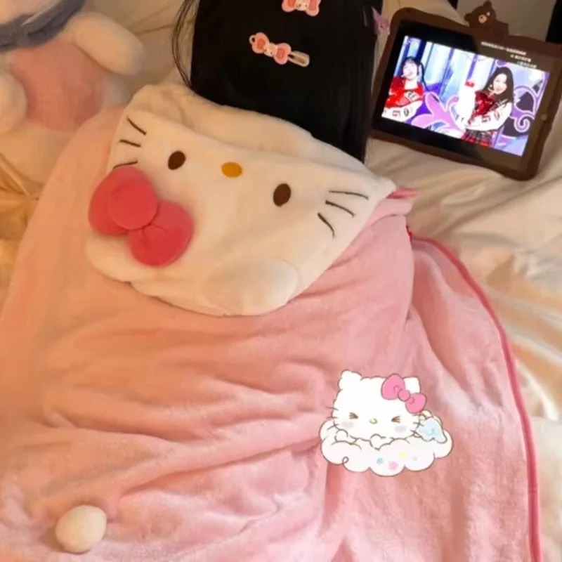 Capuz da Hello Kitty com laço rosa na manta de vestir, visto de costas