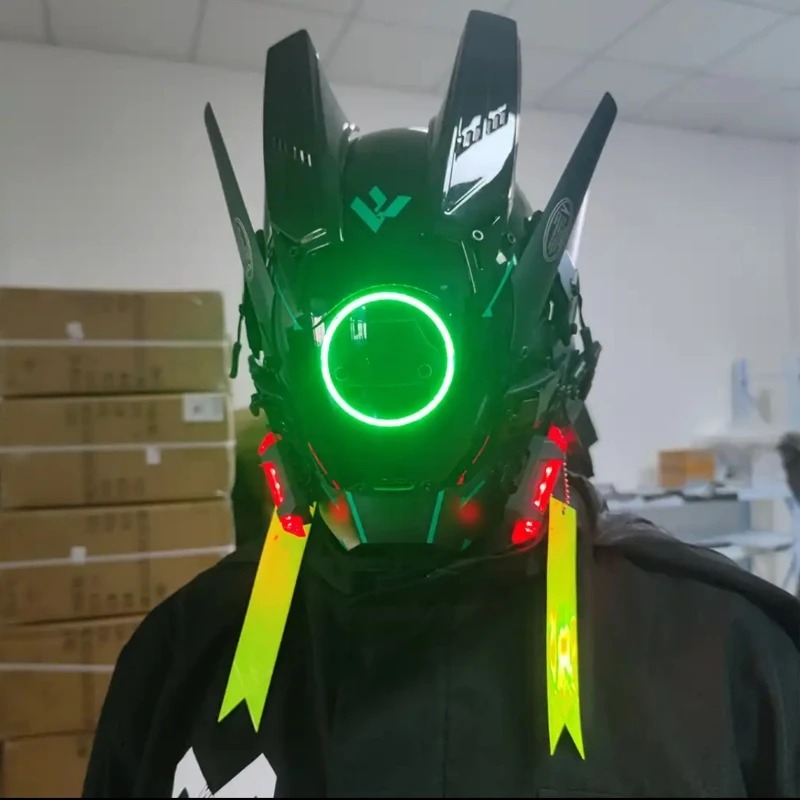 Máscara cyberpunk preta com anel de luz LED verde e fitas amarelas, em uso