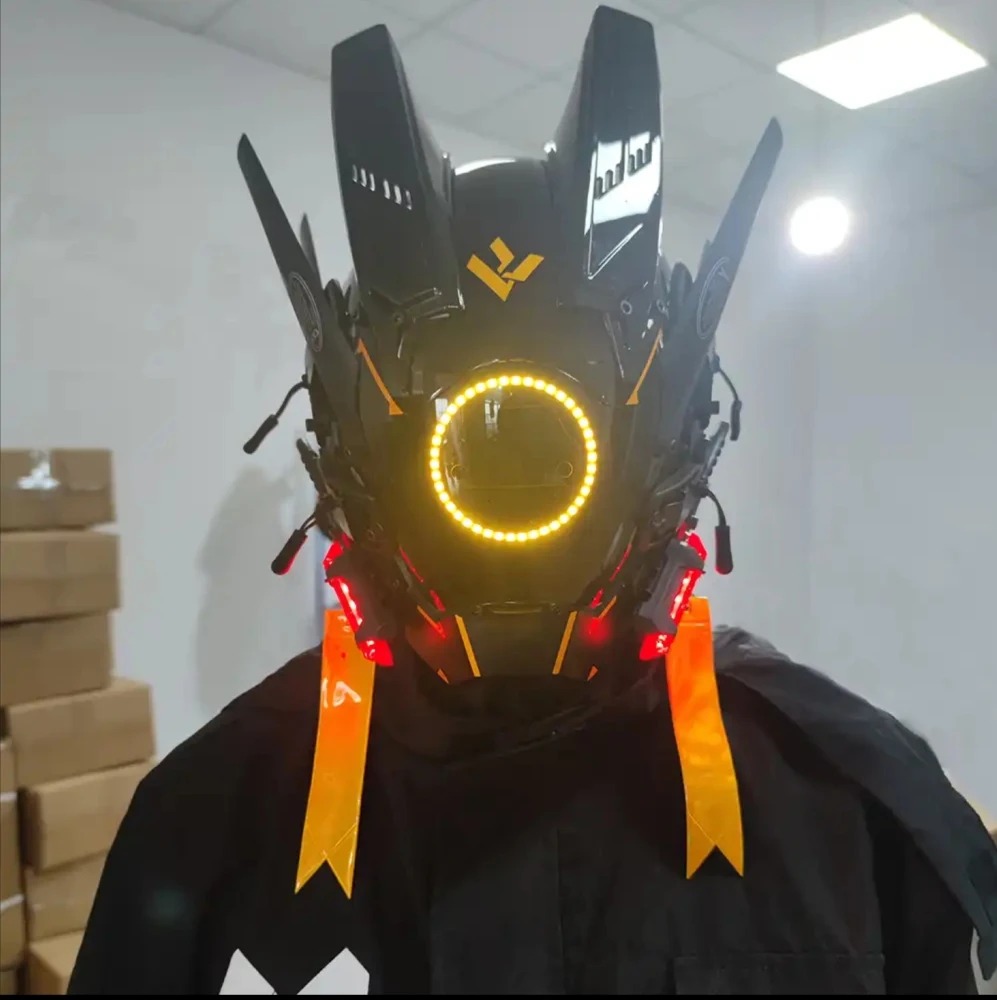 Máscara cyberpunk preta com anel de luz LED laranja e fitas, em uso