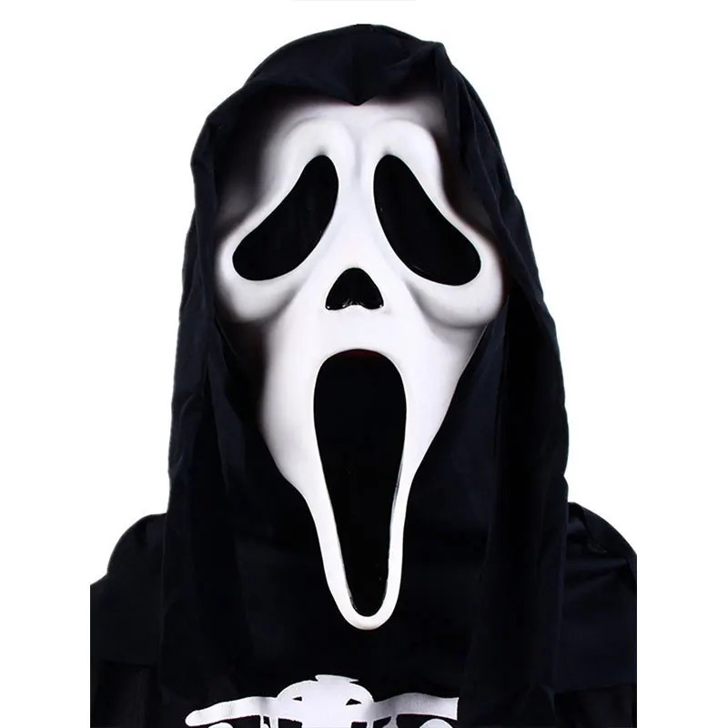 Máscara branca do Ghostface com capuz preto sobre fundo branco, de Pânico